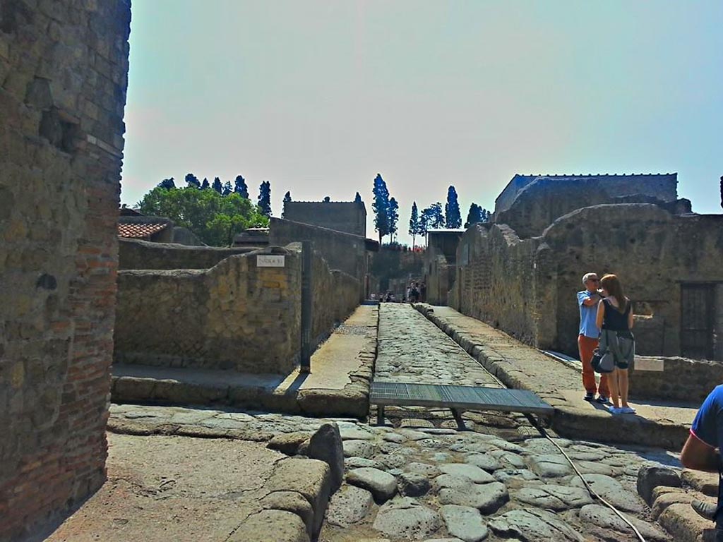 Decumanus Inferiore, looking east across junction with Cardo III Superiore on left, and Cardo III Inferiore on right.
Ins. VI corner, on left ahead. Corner of Ins. III on right ahead.
Photo taken between October 2014 and November 2019. Photo courtesy of Giuseppe Ciaramella.